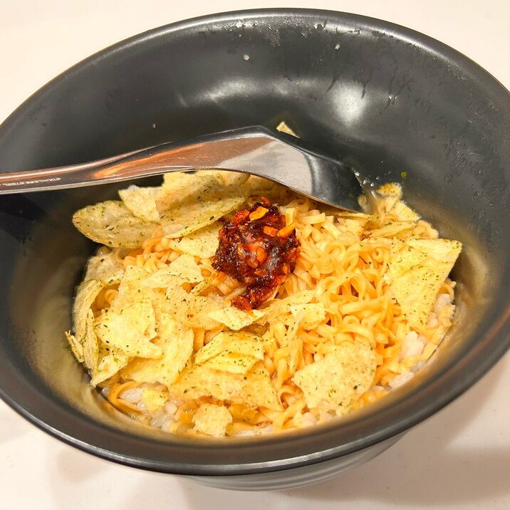 旦那ズボラ飯✨チキンラーメン茶漬けinポテチ&辣油